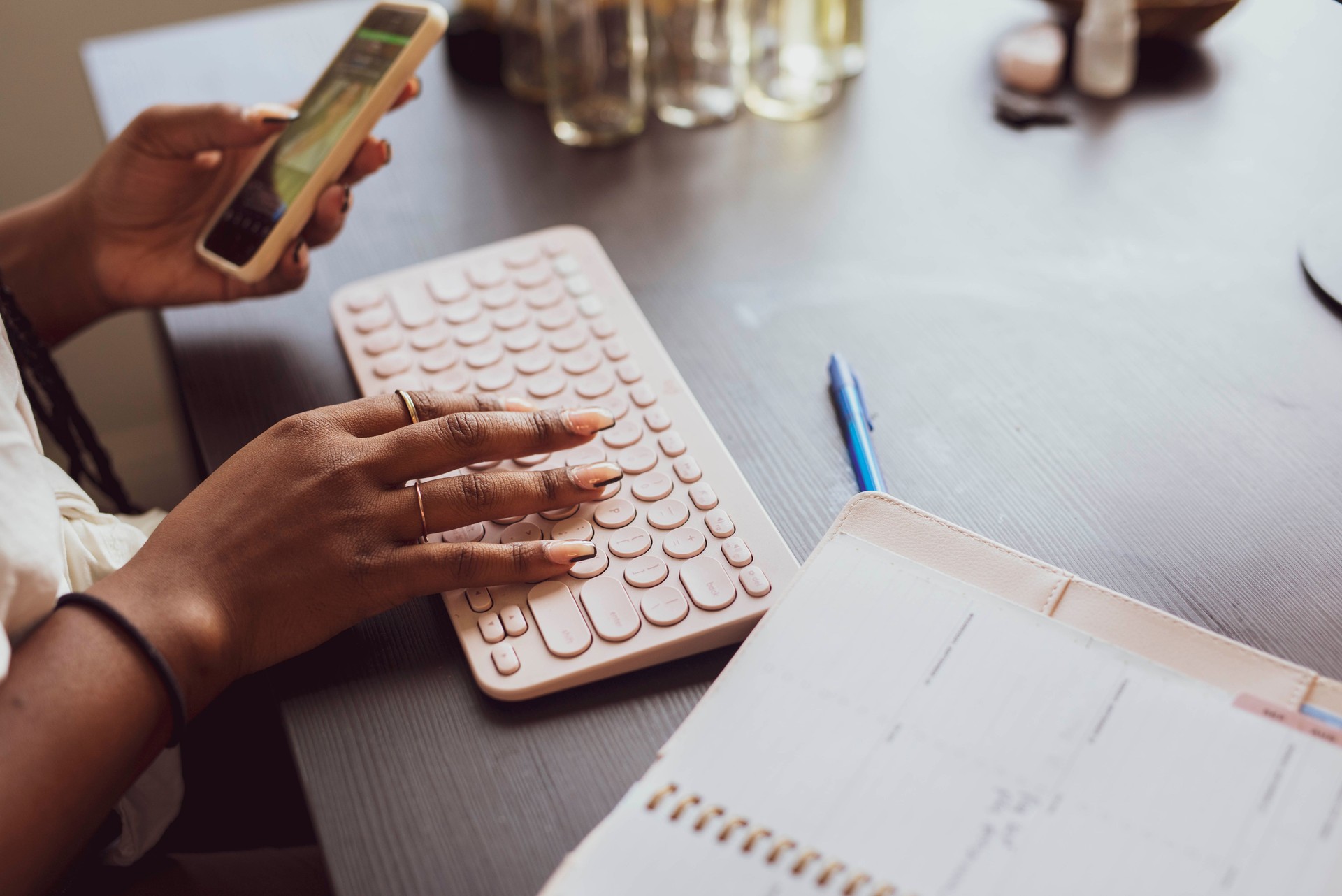 Femme taper sur un clavier