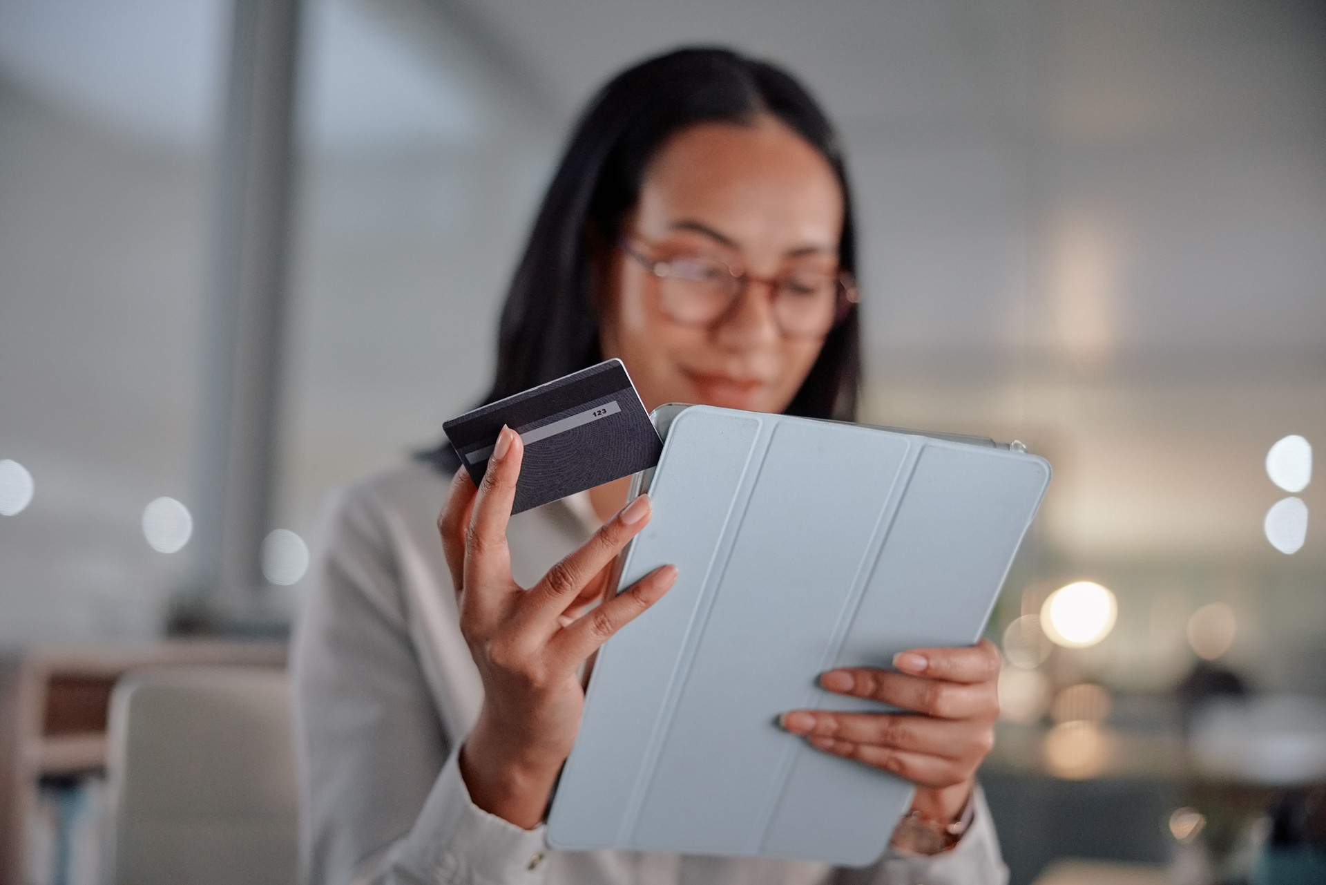 Tablette, femme de bureau ou femme d’affaires avec carte de crédit pour l’investissement ou le commerce électronique sur le site Web de la fintech numérique. Flou, paiement ou travailleur sur le lieu de travail pour les achats en ligne ou l’applic